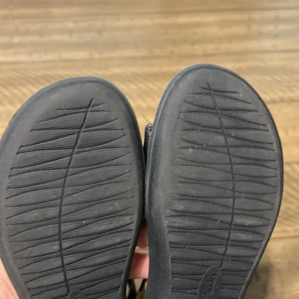 Clarks Black and Tan Sandals - Picture 6 of 12